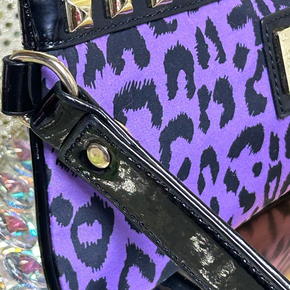 Betsey Johnson Purple & Black Leopard Print Wristlet w/Gold Studs Approx. 10 x 5 - Picture 3 of 16